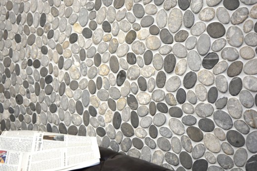 Muestra de mano mosaico azulejo piedra natural río guijarro piedra guijarro corte ceniza gris azulejo backsplash MOS30-SANI_m