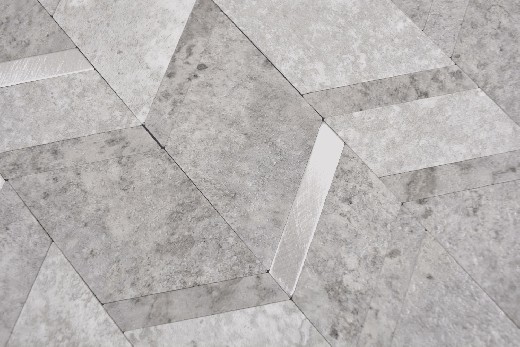Muestra de mano flecha vinilo efecto piedra Cemento gris claro/Plata azulejo de pared MOS200-2CLG_m
