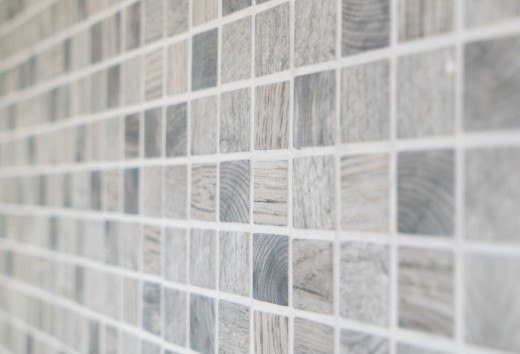 Muestra de mano azulejo mosaico ECO Reciclaje GLAS ECO textura madera gris claro MOS63-312_m