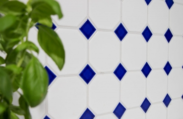 Muestra de mano mosaico azulejo cerámica octogonal blanco mate azul cobalto brillante mosaico pared cocina splashback MOSOcta-180_m