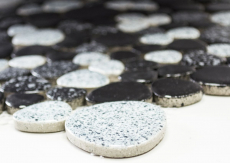 Pebble mosaico Pebbles cerámica gotas gris manchas negro plato de ducha backsplash MOS12-0103