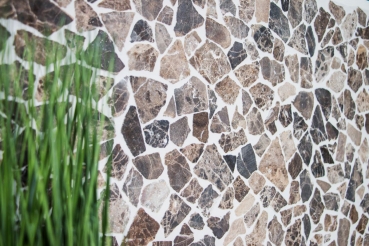 Mosaico de mármol de cantera de piedra natural Poligonal Impala marrón oscuro flameado revestimiento de pared salpicaduras - MOS44-1306