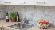Muestra de mano mosaico azulejo cerámica efecto piedra estructura gris claro azulejo backsplash cocina MOS22-HWA9LG_m