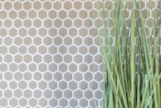 Muestra de mano mosaico ECO Reciclaje GLAS Hexágono Esmalte crema mate MOS140-HX13C_m