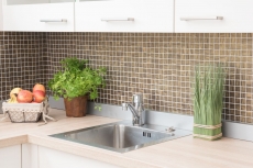 Muestra de mano azulejo de mosaico ECO Reciclaje GLAS ECO oro satinado MOS360-05_m