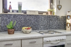 Muestra de mano mosaico azulejo Azulejo backsplash Translúcido negro Ladrillo Mosaico de vidrio Piedra de cristal negro MOS87-b1128_m