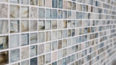 Muestra de mano azulejo mosaico Azulejo backsplash Gris claro translúcido Mosaico de vidrio Piedra de cristal Crema gris claro MOS94-2505_m