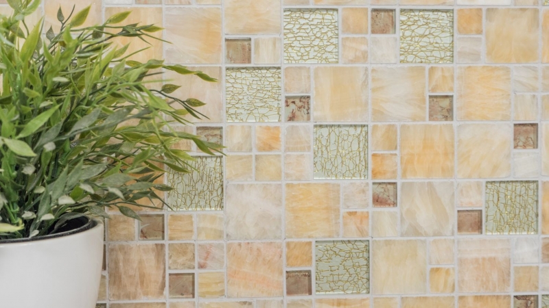 Muestra de mano mosaico azulejo backsplash translúcido ámbar oro combinación vidrio mosaico cristal piedra ónix elegancia oro MOS88-MC649_m