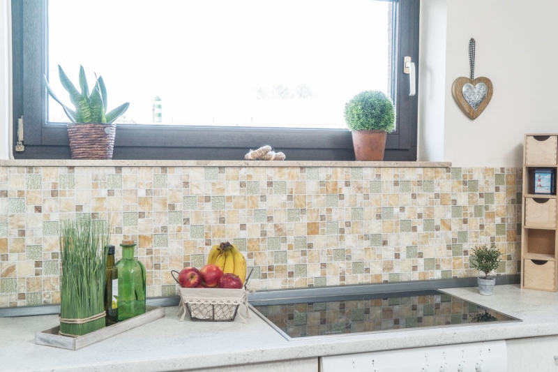 Muestra de mano mosaico azulejo backsplash translúcido ámbar oro combinación vidrio mosaico cristal piedra ónix elegancia oro MOS88-MC649_m