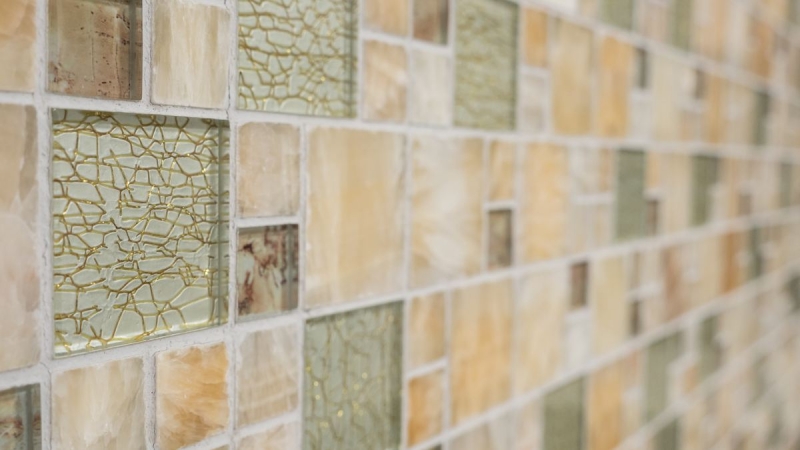Muestra de mano mosaico azulejo backsplash translúcido ámbar oro combinación vidrio mosaico cristal piedra ónix elegancia oro MOS88-MC649_m
