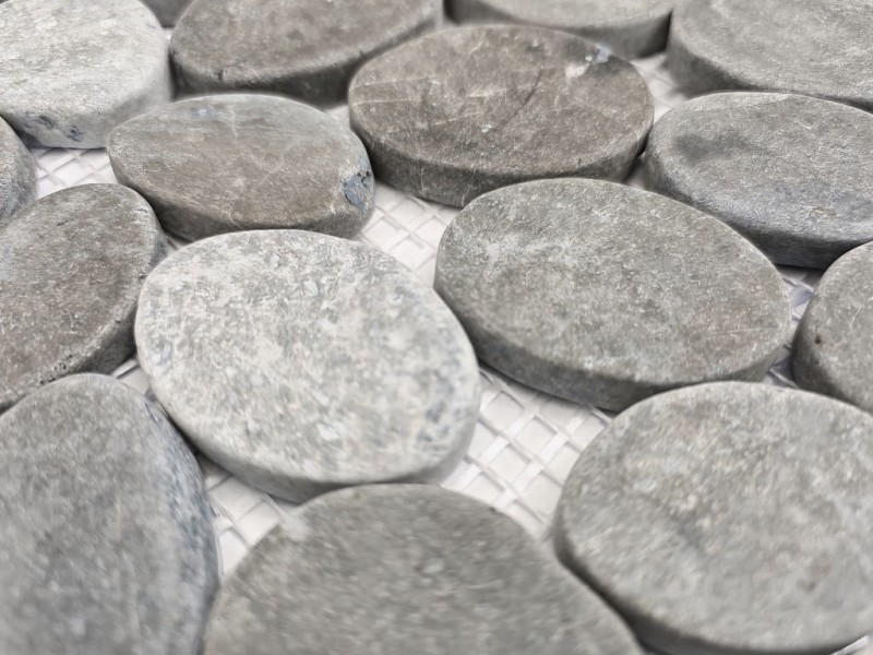 Muestra de mano mosaico azulejo piedra natural río guijarro piedra guijarro corte ceniza gris azulejo backsplash MOS30-SANI_m