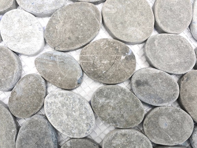 Muestra de mano mosaico azulejo piedra natural río guijarro piedra guijarro corte ceniza gris azulejo backsplash MOS30-SANI_m