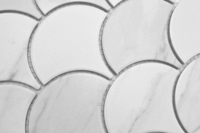 Muestrario de mano abanico mosaico cerámico Cararra escama pez blanco gris mate MOS13-FS0102_m