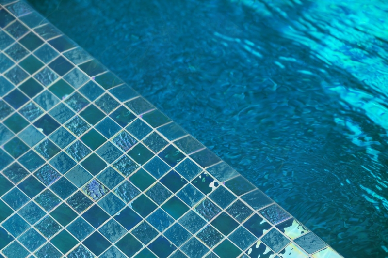 Mano patrón de mosaico de vidrio mosaico azulejo pequeño flip flop iridiscente negro multicolor MOS65-S63_m