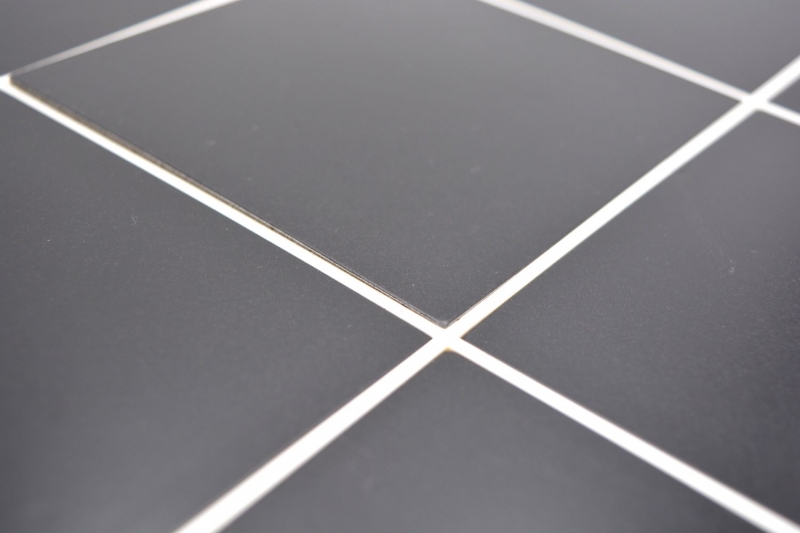 Muestra de mano estera de mosaico autoadhesivo metal negro aspecto azulejo con junta blanca MOS200-B03_m