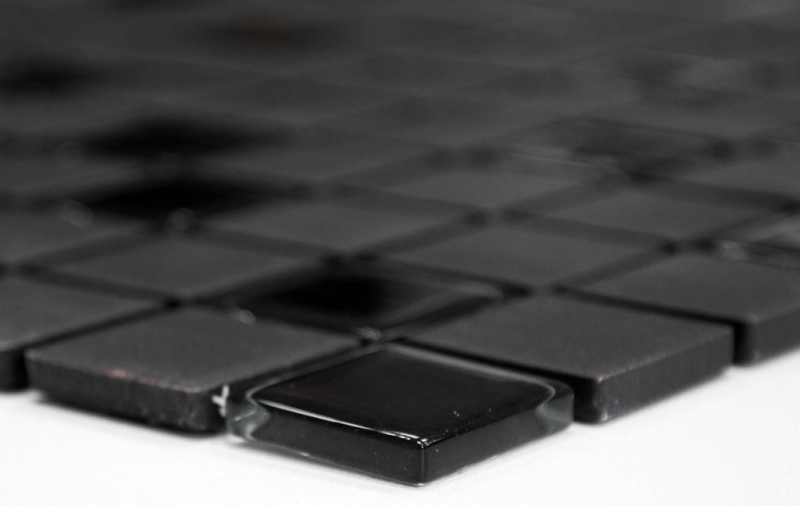 Muestra de mano azulejo de mosaico de cerámica negro vidrio sin esmaltar MOS18-CUG70_m