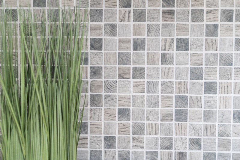 Muestra de mano azulejo mosaico ECO Reciclaje GLAS ECO textura madera gris claro MOS63-312_m