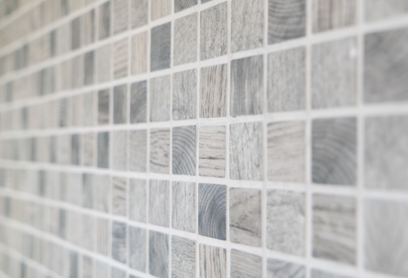 Muestra de mano azulejo mosaico ECO Reciclaje GLAS ECO textura madera gris claro MOS63-312_m