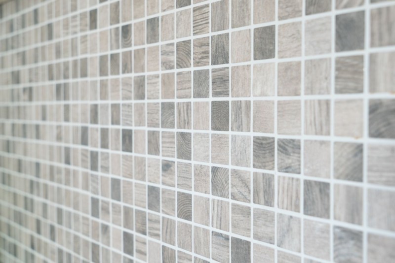 Muestra de mano azulejo mosaico ECO Reciclaje GLAS ECO textura madera gris beige MOS63-324_m