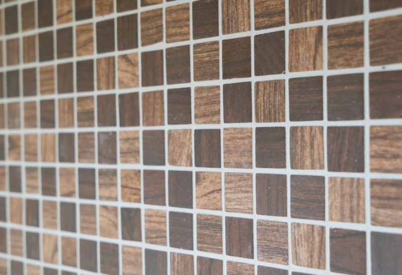 Muestra de mano azulejo mosaico ECO Reciclaje GLAS ECO textura madera marrón marrón oscuro MOS63-410_m