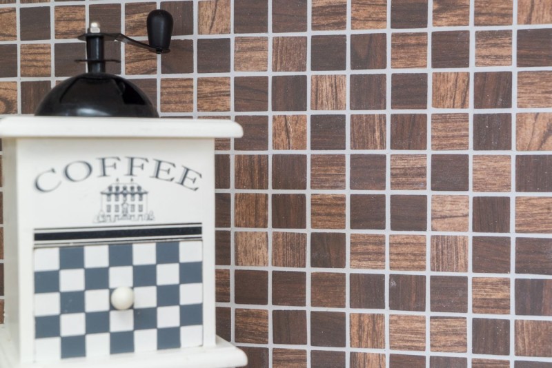 Muestra de mano azulejo mosaico ECO Reciclaje GLAS ECO textura madera marrón marrón oscuro MOS63-410_m