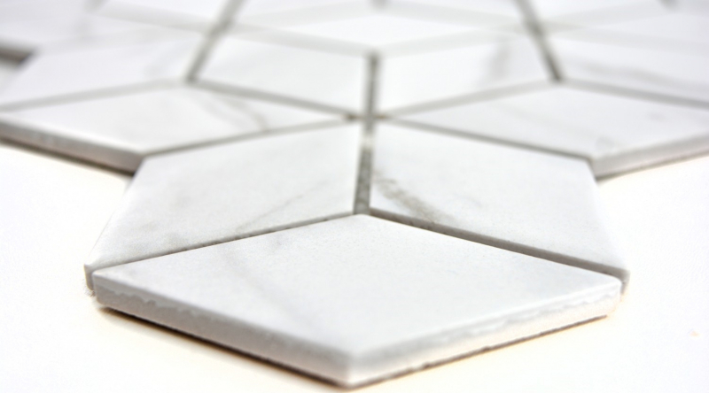 Muestra de mano mosaico azulejo cerámica blanco diamante POV Carrara mirada pared azulejo baño MOS13-0102_m