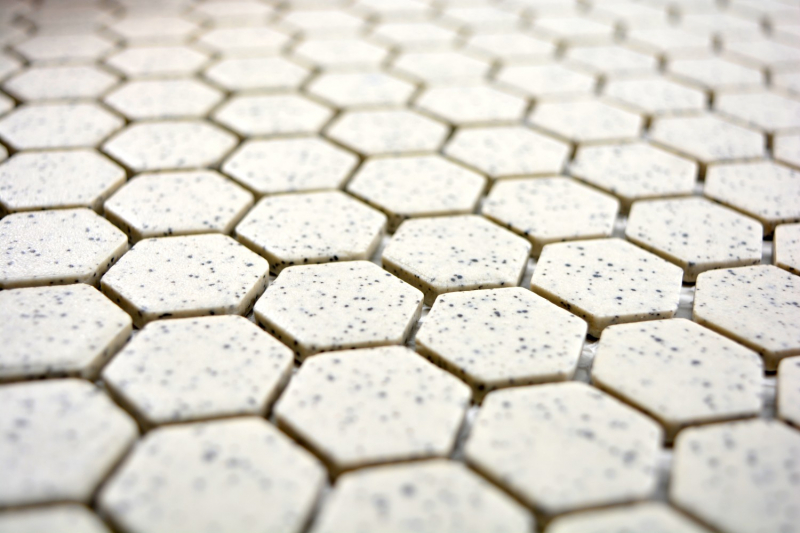 Muestra de mano mosaico azulejo cerámica crema blanco hexagaon moteado sin esmaltar MOS11A-0103-R10_m