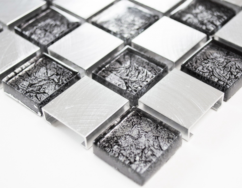 Muestra de mano mosaico azulejo aluminio vidrio translúcido mosaico cristal aluminio damero negro plata MOS49-0302_8mm_m
