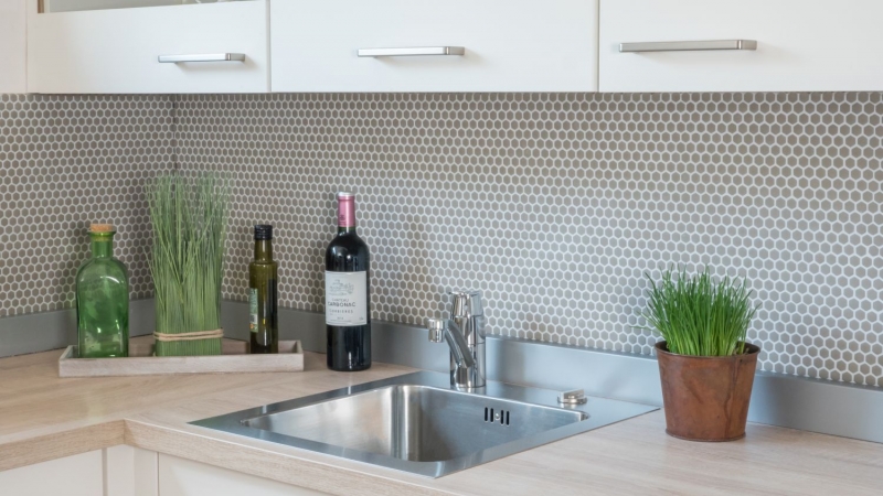 Mosaico de vidrio Revestimiento de pared sostenible Azulejo backsplash Reciclaje Hexágono Esmalte beige crema mate MOS140-HX13C