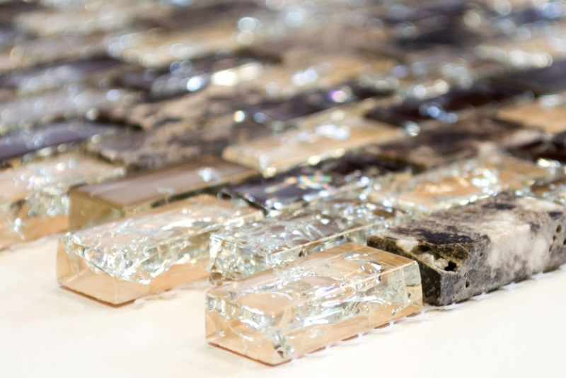 Muestra de mano mosaico azulejo backsplash translúcido beige oscuro ladrillo vidrio mosaico cristal piedra emperador oscuro MOS87-B1155_m