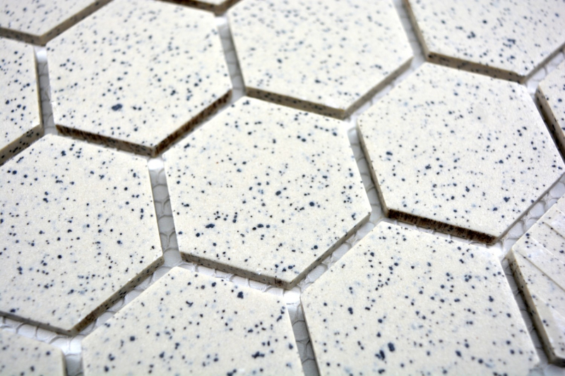 Muestra de mano mosaico azulejo cerámica crema blanco hexagaon moteado sin esmaltar MOS11G-0103-R10_m