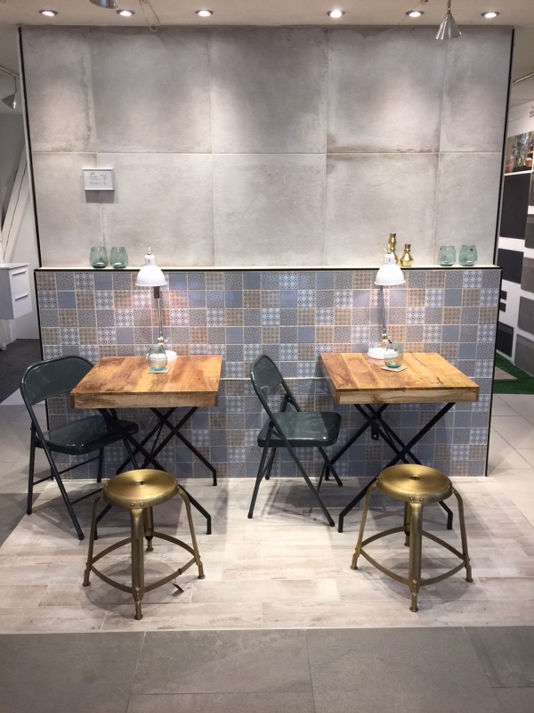 Muestra de mano retro vintage mosaico azulejo cerámica blanco azul naranja gris MOS22B-1404_m