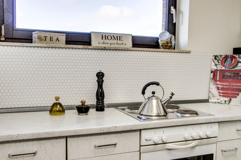 Muestra de mano mosaico azulejo cerámica hexágono blanco mate pared ducha backsplash azulejos de pared MOS11A-0111_m