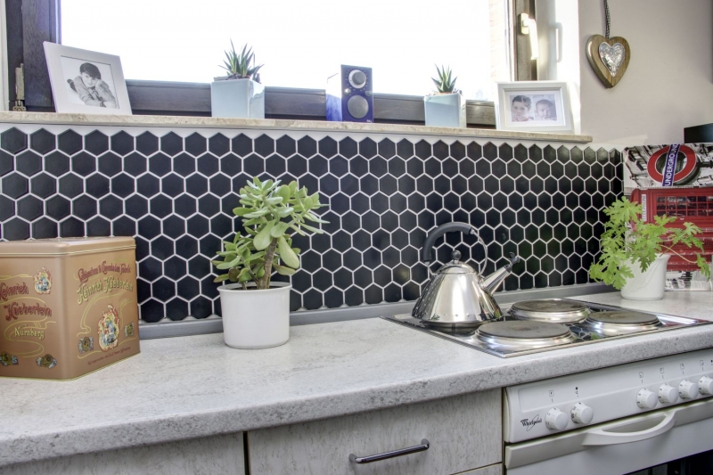 Muestra de mano mosaico azulejo cerámica hexágono negro brillante ducha splashback azulejo espejo MOS11B-0302_m