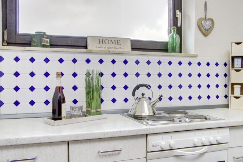 Muestra de mano mosaico azulejo cerámica octogonal blanco mate azul cobalto brillante mosaico pared cocina splashback MOSOcta-180_m