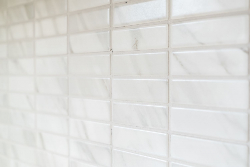 Muestra de mano mosaico azulejo cerámica varillas aspecto piedra blanco azulejo backsplash cocina MOS24-STSO01_m