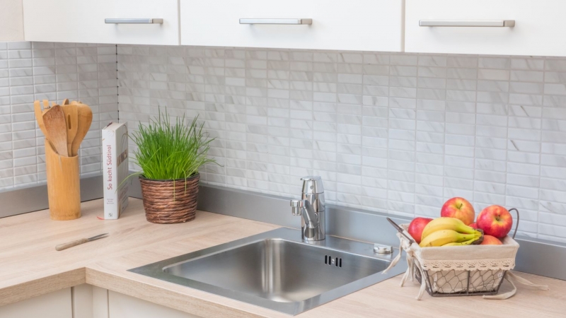 Muestra de mano mosaico azulejo cerámica varillas aspecto piedra blanco azulejo backsplash cocina MOS24-STSO01_m