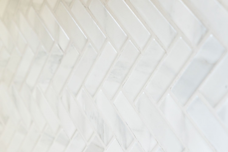 Muestra de mano mosaico azulejo cerámica espiga efecto piedra blanco azulejo backsplash cocina MOS24-SO10_m