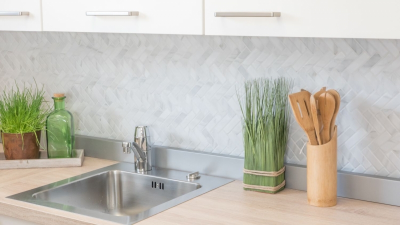 Muestra de mano mosaico azulejo cerámica espiga efecto piedra blanco azulejo backsplash cocina MOS24-SO10_m