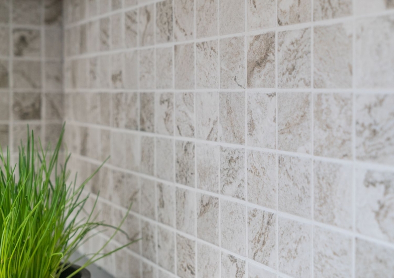 Muestra de mano mosaico azulejo aspecto piedra natural gris beige estructura azulejo backsplash MOS16-HWA4LG_m