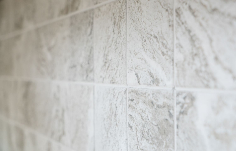 Muestra de mano mosaico azulejo cerámica efecto piedra estructura gris claro azulejo backsplash cocina MOS22-HWA9LG_m