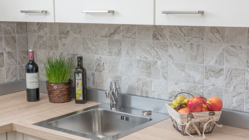 Muestra de mano mosaico azulejo cerámica efecto piedra estructura gris claro azulejo backsplash cocina MOS22-HWA9LG_m
