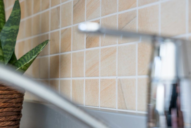 Muestra de mano mosaico azulejo piedra natural aspecto beige estructura baño azulejo backsplash MOS16-AISO98_m