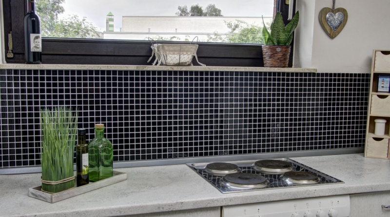 Muestra de mano mosaico azulejo cerámica NEGRO GLOSSY pared azulejo backsplash cocina MOS18-0302_m