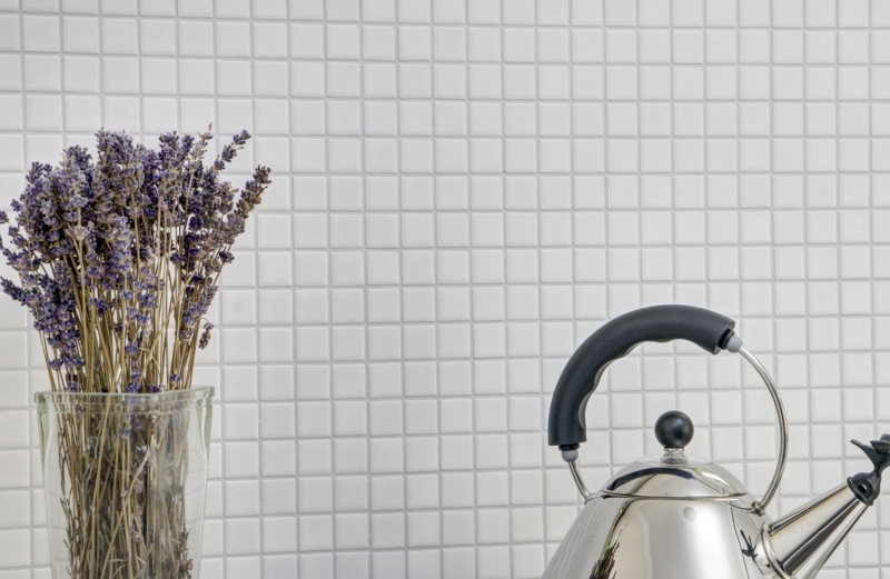 Muestra de mano cerámica mosaico ducha splashback BLANCO GLOSSY baño azulejo cocina splashback MOS18D-0101_m