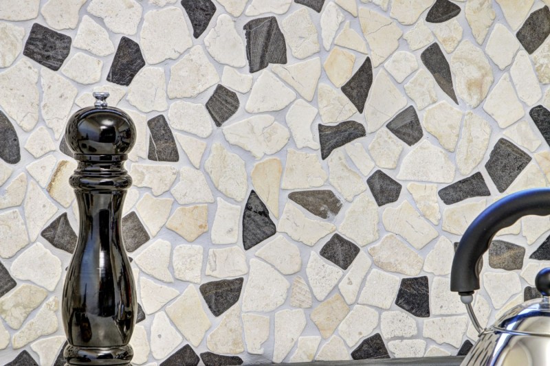 Muestra de mano mosaico azulejo mármol piedra natural beige negro cantera Ciot BianconeJava MOS44-30-110_m
