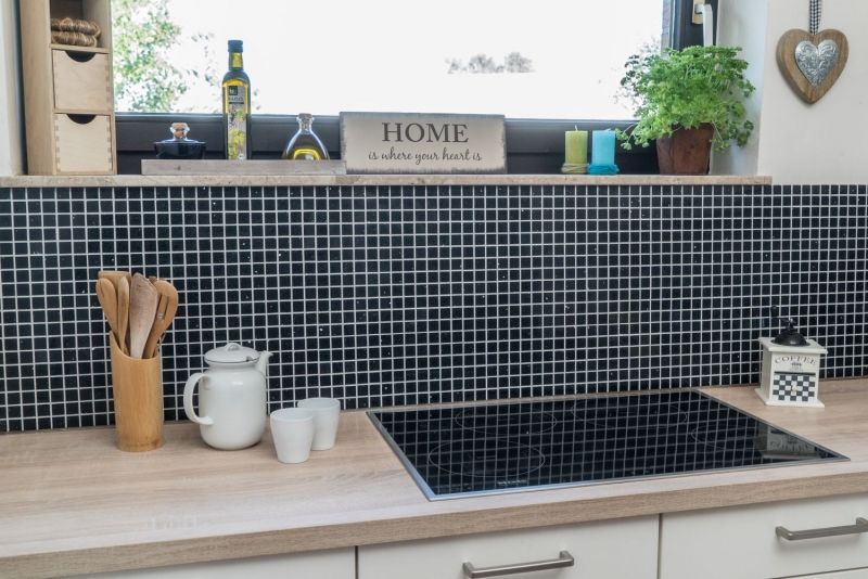 Muestra de mano mosaico azulejo backsplash cuarzo compuesto piedra artificial Artificial negro MOS46-ASM22_m
