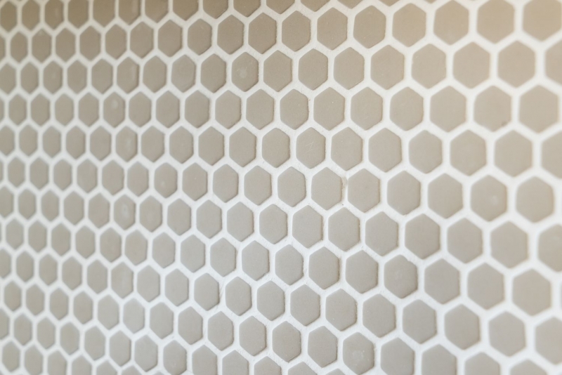 Muestra de mano mosaico ECO Reciclaje GLAS Hexágono Esmalte crema mate MOS140-HX13C_m