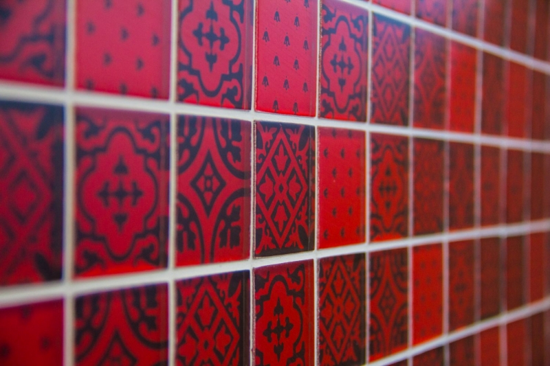 Muestra de mano retro vintage mosaico azulejo translúcido rojo vidrio mosaico cristal mirada rojo MOS78B-0902_m