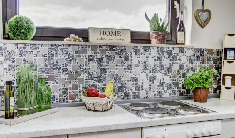 Muestra de mano mosaico azulejo espejo translúcido acero inoxidable negro plata combinación vidrio mosaico cristal acero negro estructura MOS88-0203_m